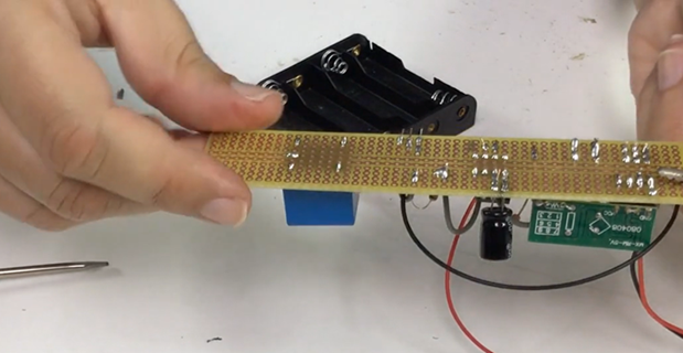Montagem de circuito eletrônico em curso de eletrônica para iniciantes