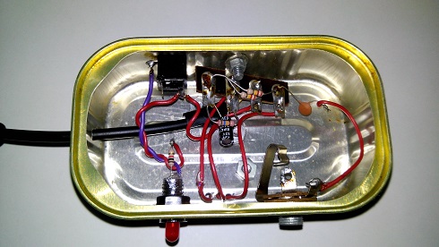 Fundo da lata de sardinha com o restante do circuito do amplificador.