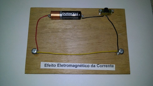 Circuito fechado 'curto-circuitando' 1 pilha para fazer a corrente circular pelo fio, gerando assim como uma das consequência o efeito eletromagnético.