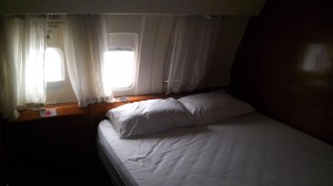 Quarto com banheiro do avião presidencial.