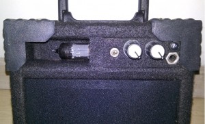 Detalhe da válvula pentodo pré-amplificadora.