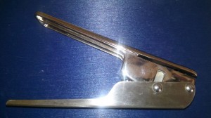 Cortador de palhetas caseiras para guitarra, cavaquinho e outros instrumentos.