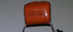 Capacitor de poliéster de 2,2uF x 250 Volts